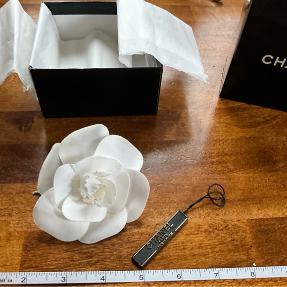 Chanel Camellia Flower Broochh in White Silk - Picture 5 of 7